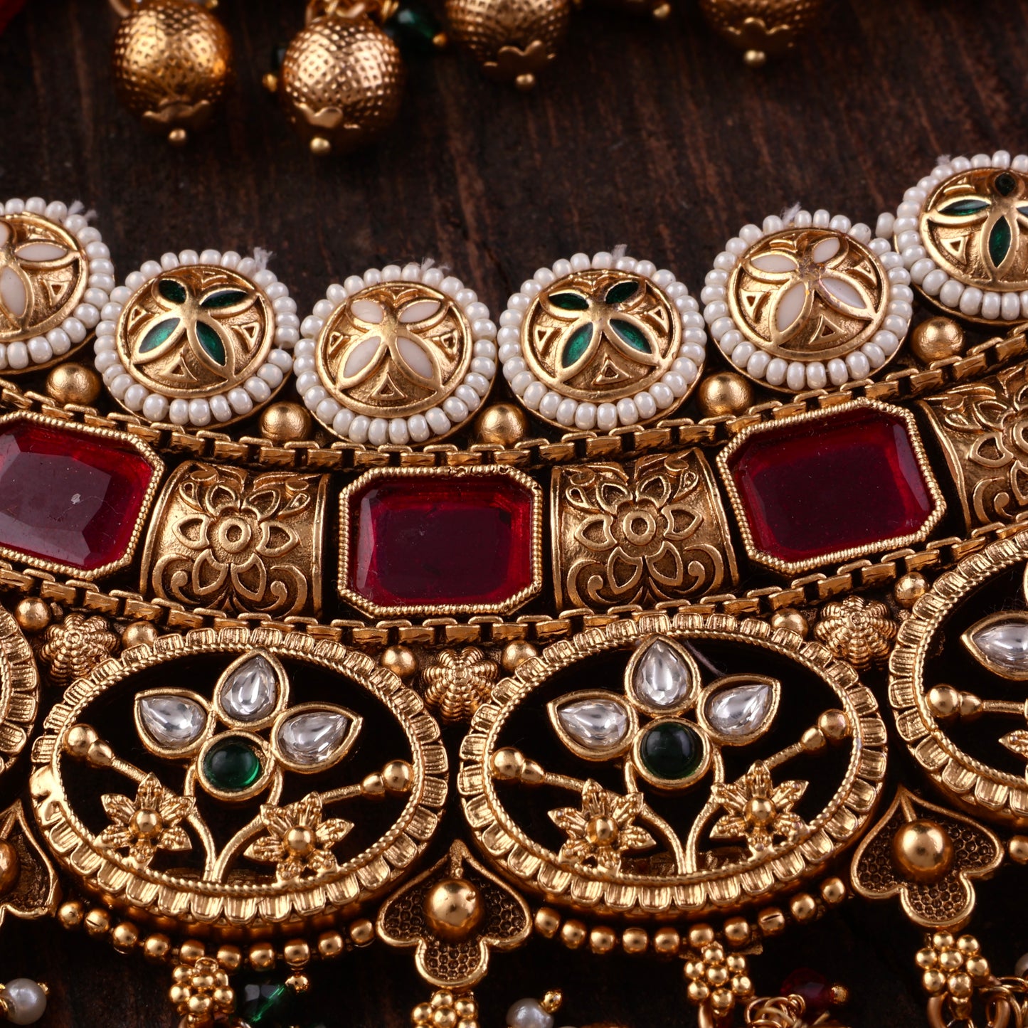 Ekantika Rajwada Necklace Set with Earring and Teeka