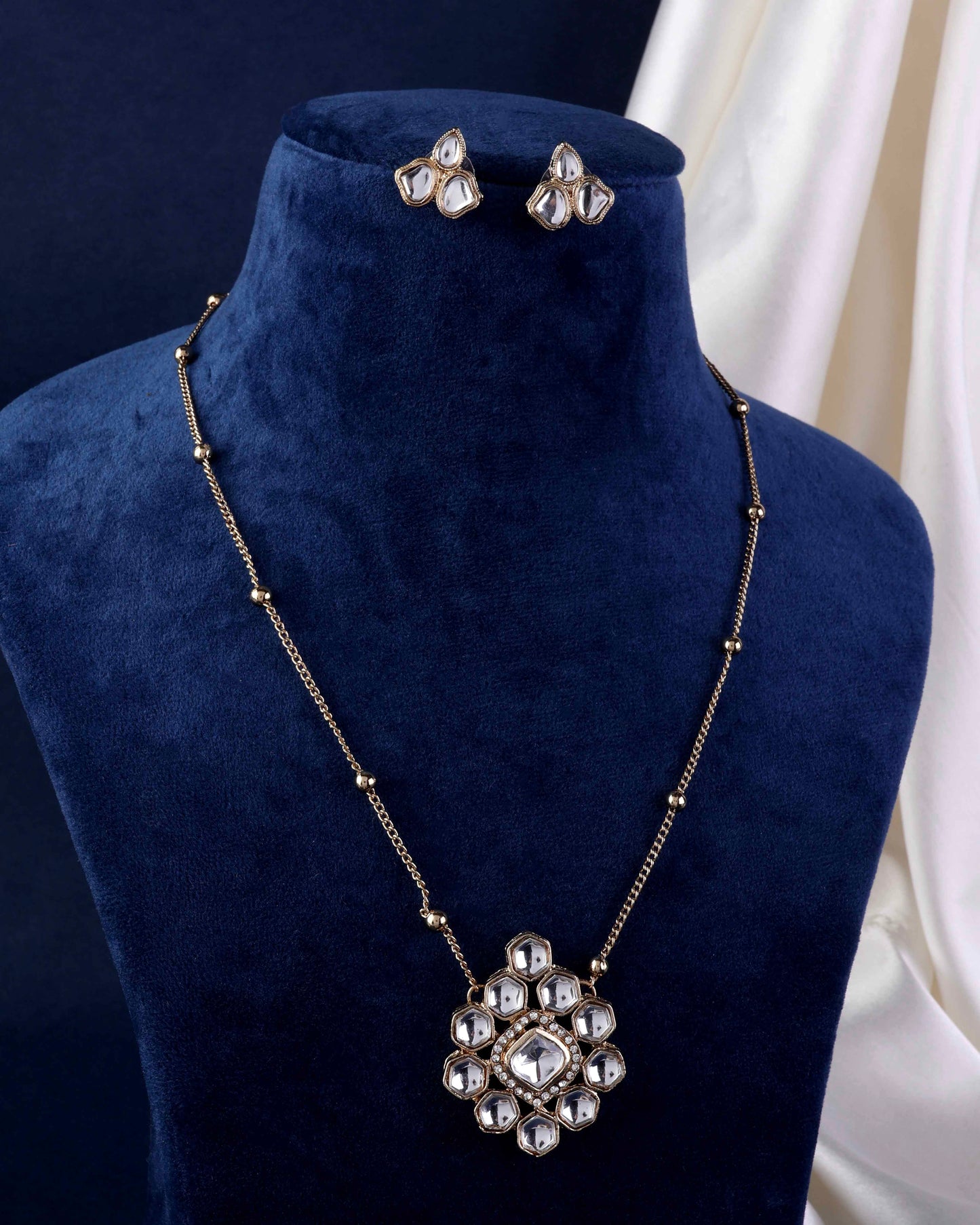 Laiba Pendent Necklace Set with Earring