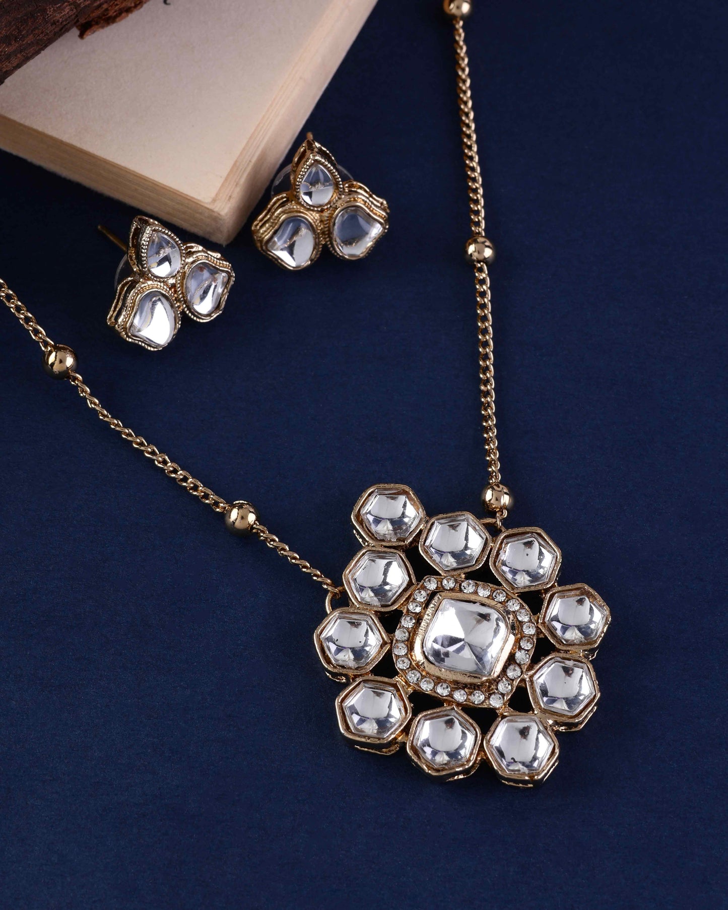 Laiba Pendent Necklace Set with Earring