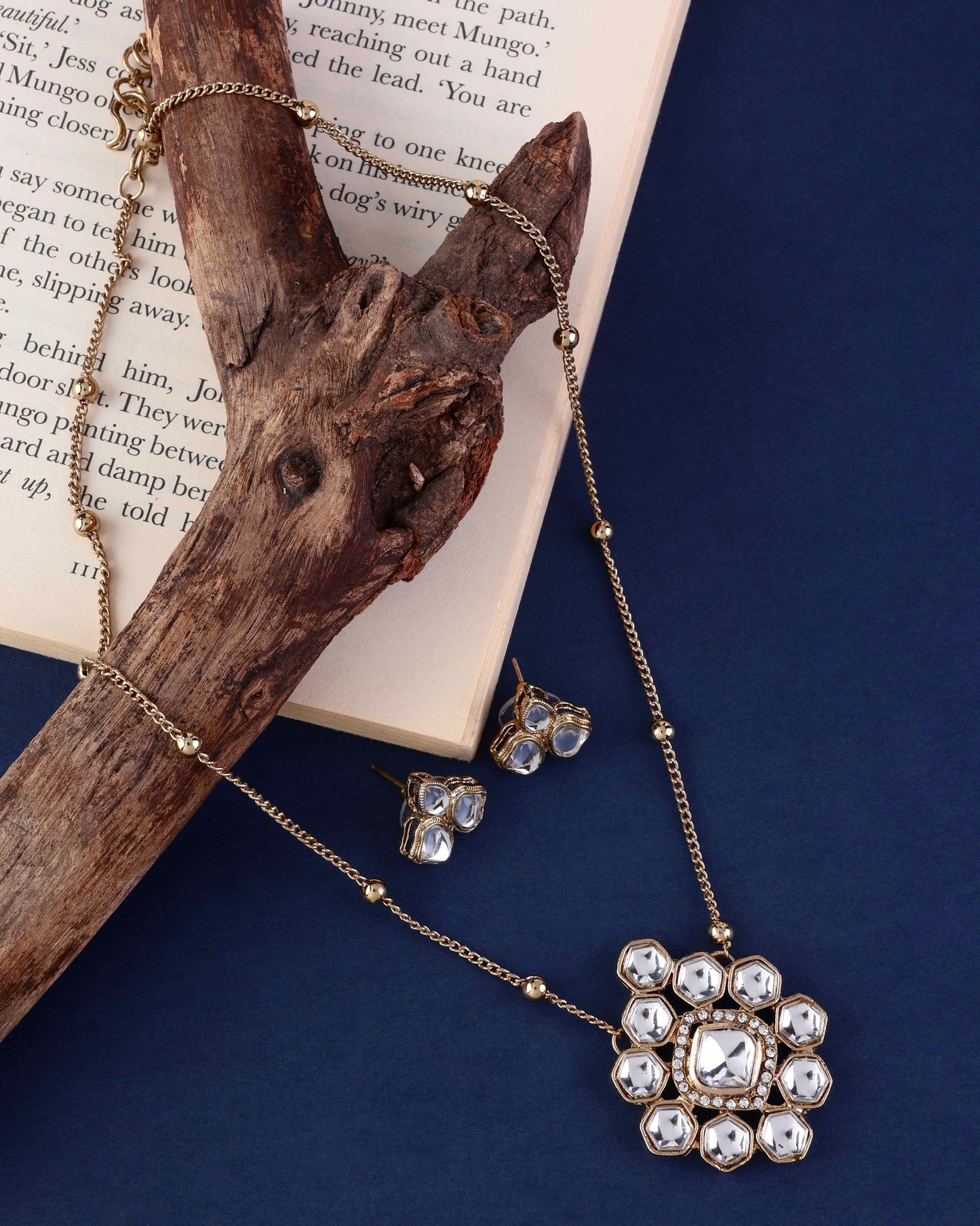 Laiba Pendent Necklace Set with Earring