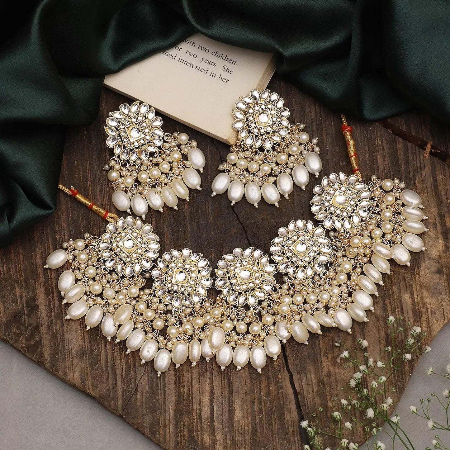 Pearl Harleen Choker Set