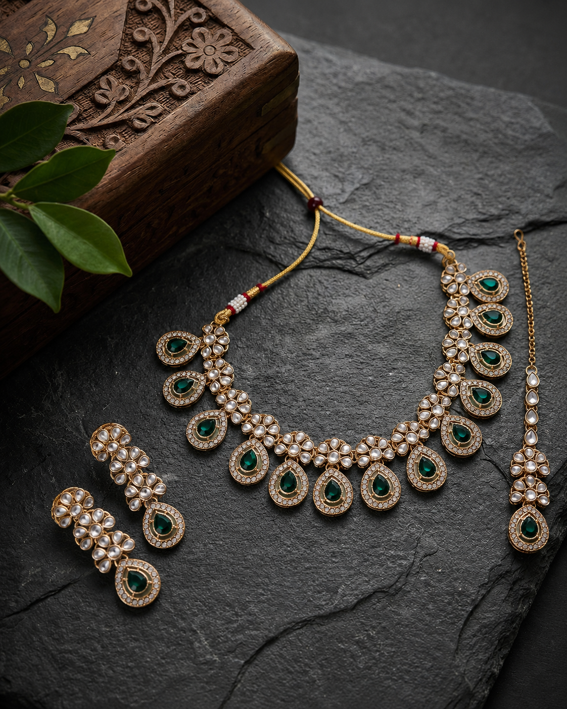 Emerald Urmika Premium Necklace with Earring and Teeka