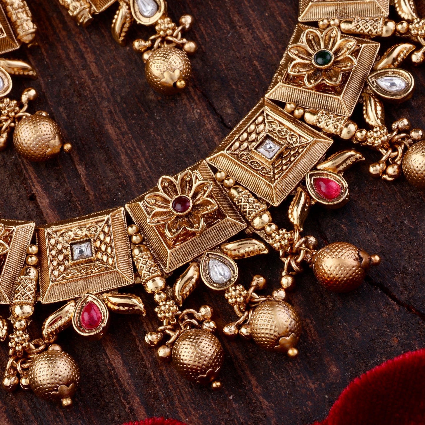 Aradhana Rajwada Necklace Set with Earring