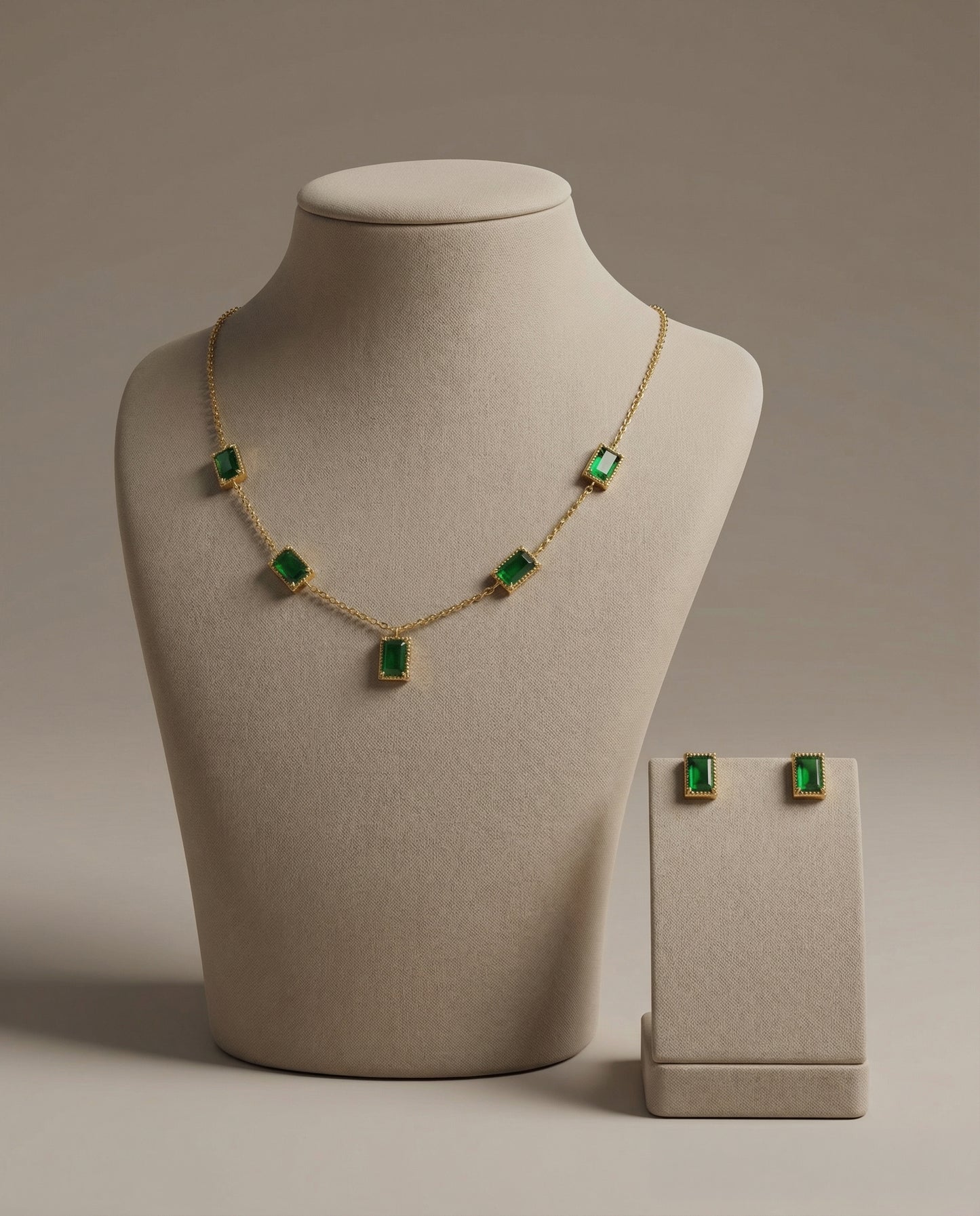 Emerald Elayra Voguish Pendant Set