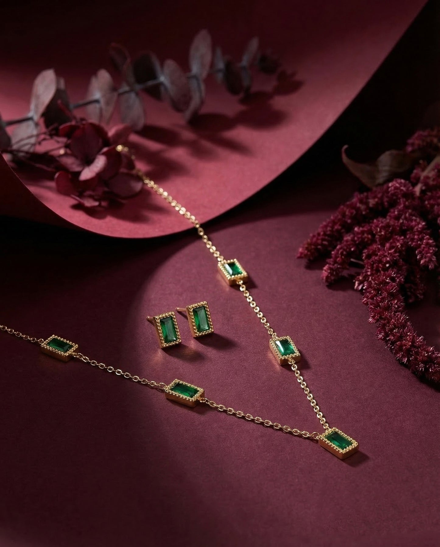 Emerald Elayra Voguish Pendant Set