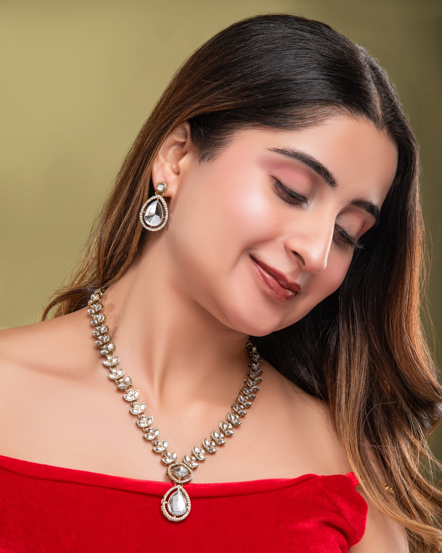 White Yarvi Premium Kundan Necklace With Earrings