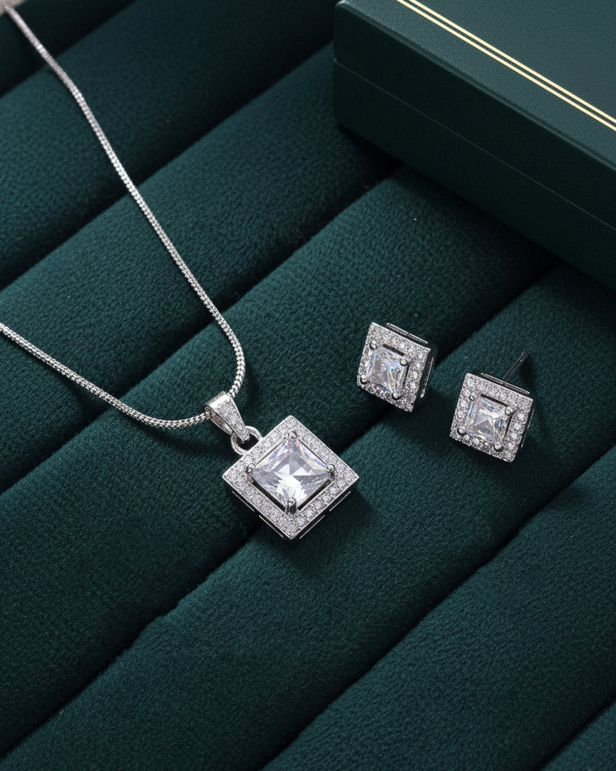 Avina AD Pendant Necklace Set
