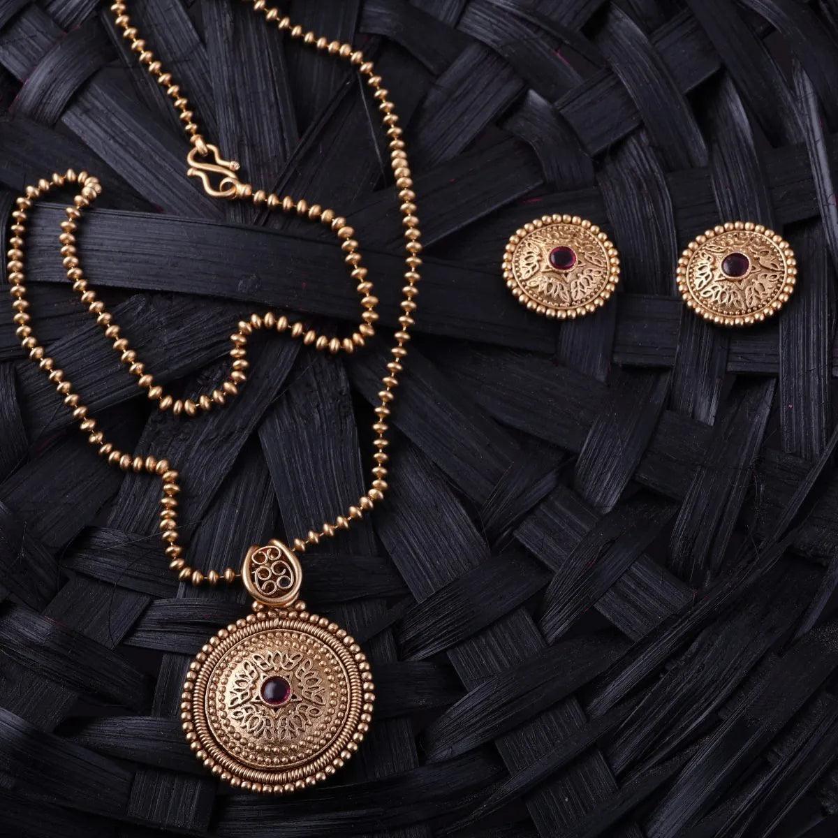 Reshmi Gold Pendant Set