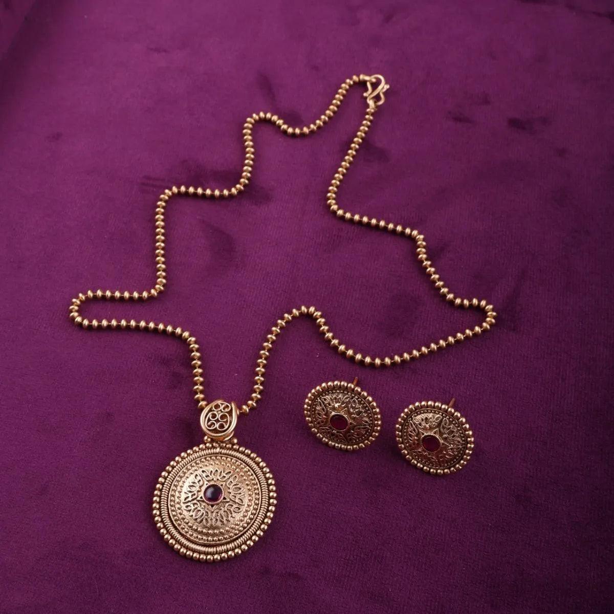 Reshmi Gold Pendant Set