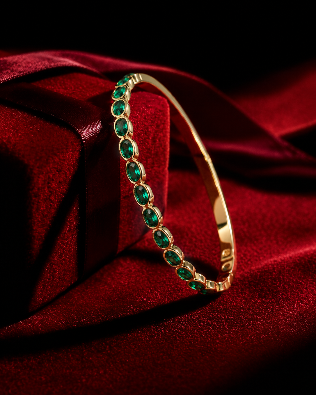 Emerald Santina Voguish Bracelet