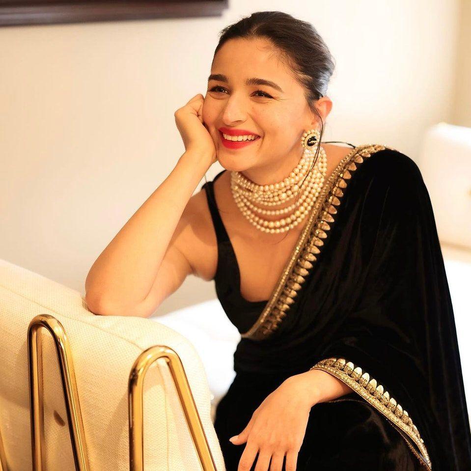 Alia Bhat Black Saree With Pearl Necklace Alia Bhatt Black Saree Necklace Alia Bhatt Zardosi Black