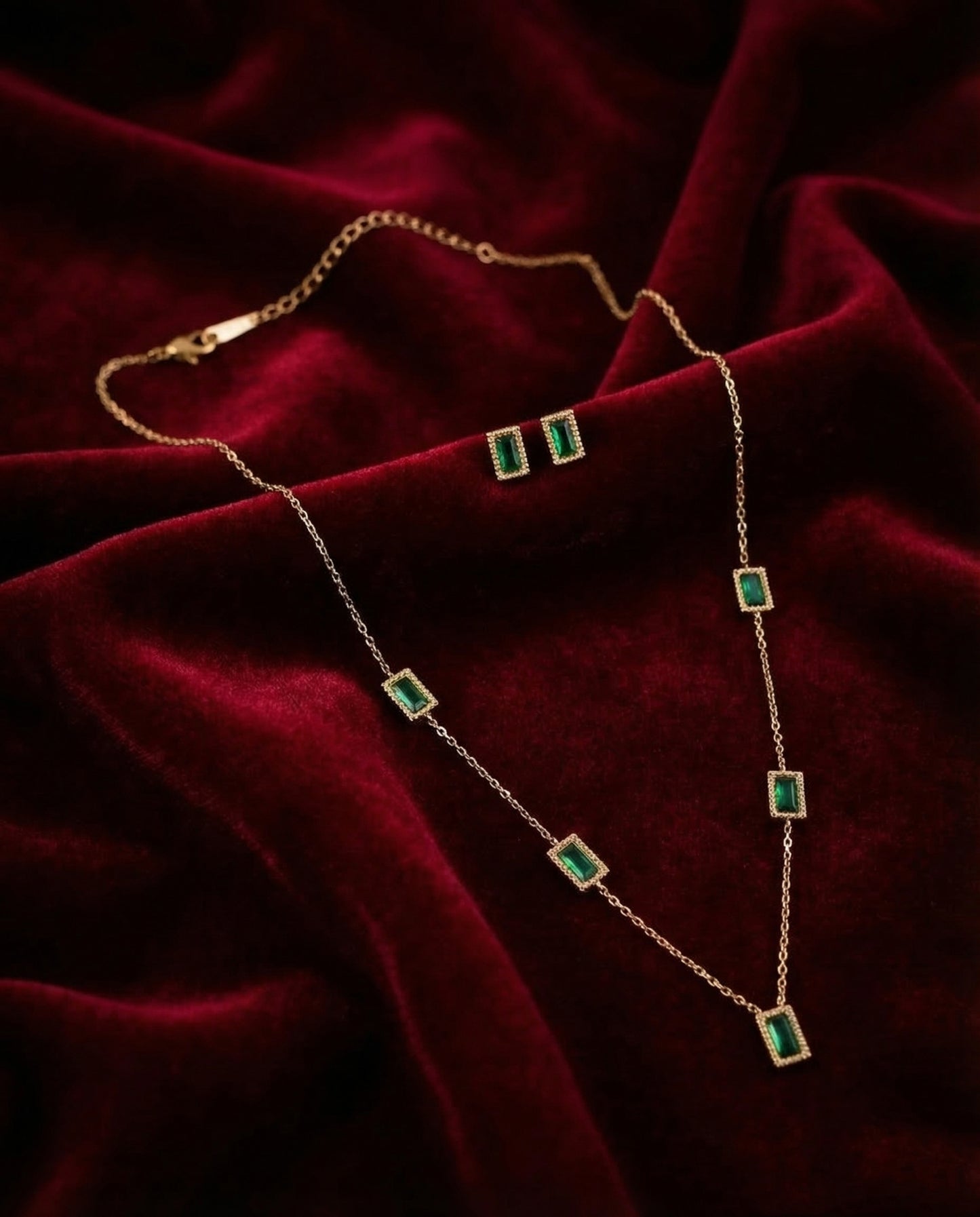 Emerald Elayra Voguish Pendant Set