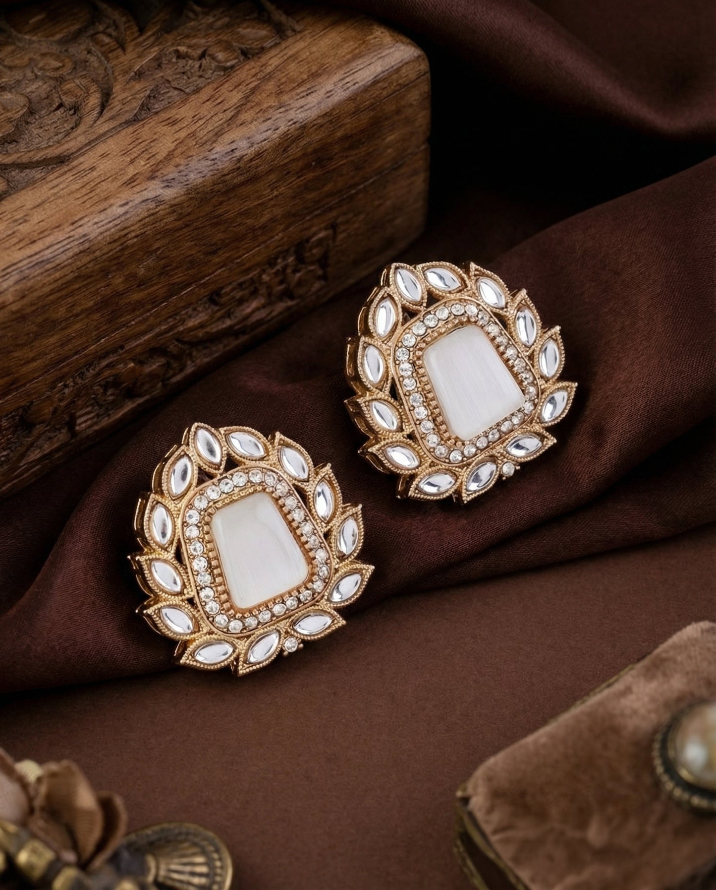 Ivory Amosie Premium Kundan Stud Earrings
