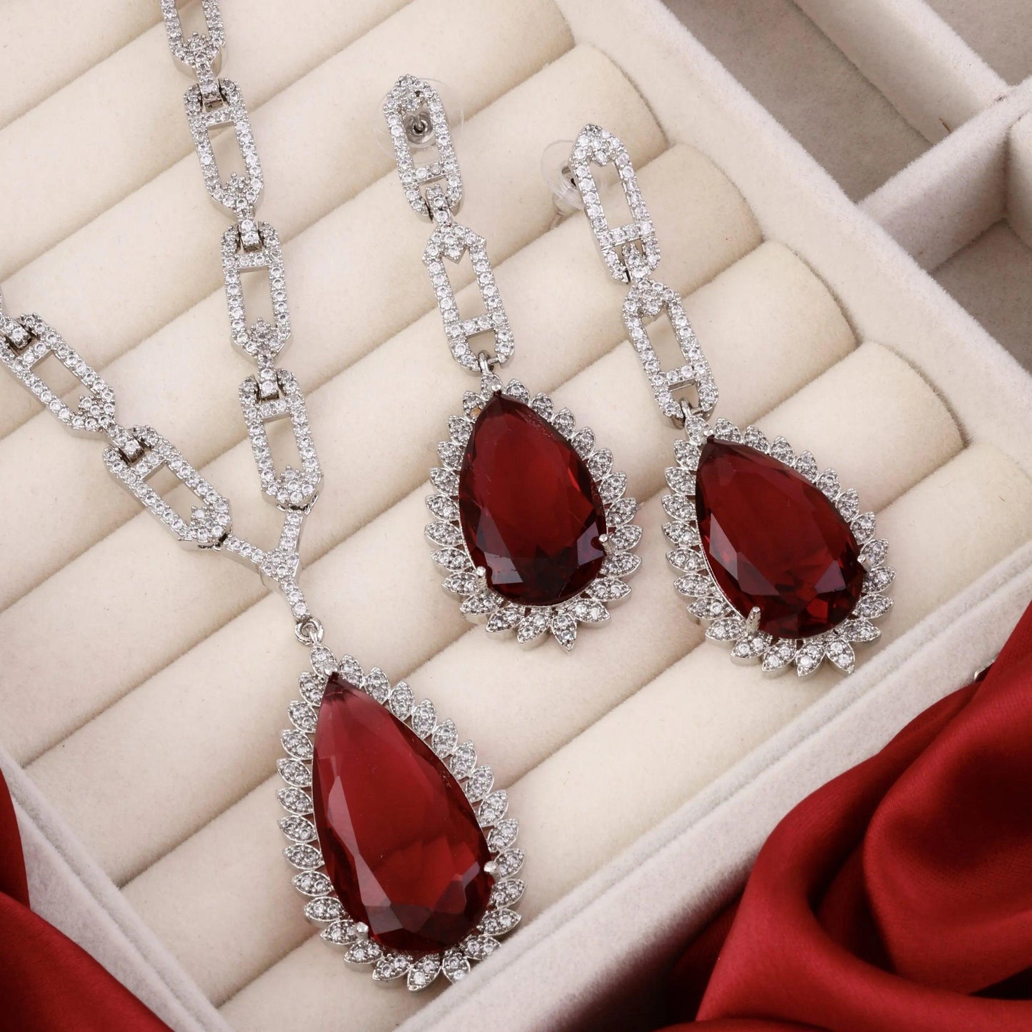 Wine Noah American Diamond Necklace Set